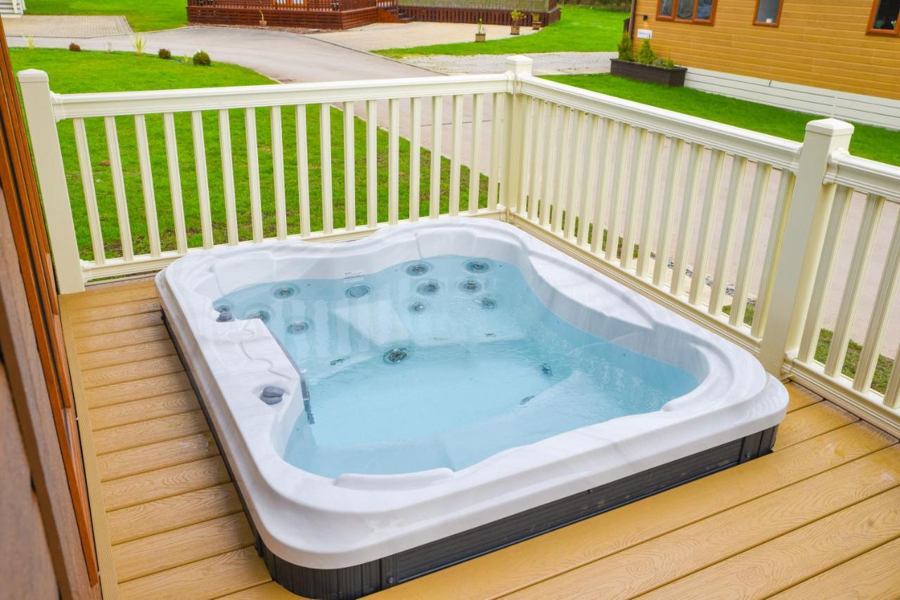 מאלטון Rowan Lodge With Hot Tub מראה חיצוני תמונה